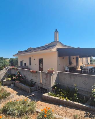 Ampia villa con locale garage e terreno di 2000 mq