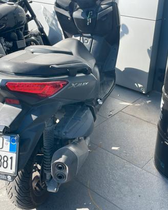 Xmax 400 con forcelle incidentate