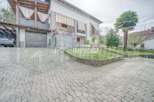 Villa singola con ampio giardino e box doppio