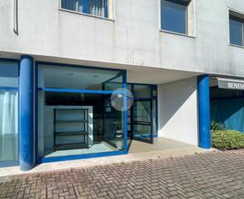 NEGOZIO A PORTO MANTOVANO