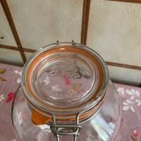 Barattoli  in vetro capienti e bottiglie