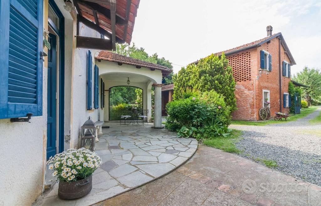 Rustico / Casale di 387 m² con più di 5 locali e b - Vista 2