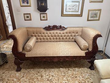 Divano antico dell’Ottocento in legno intagliato