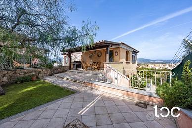 Ampia porzione immobiliare con piacevole vista mar