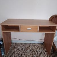  Scrivania e sedia per PC 