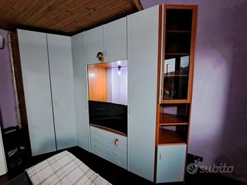 Armadio ad angolo celeste/azzurro e color legno.