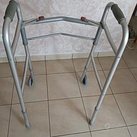 Deambulatore regolabile altezza.e richiudibile