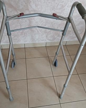 Deambulatore regolabile altezza.e richiudibile