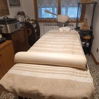 lettino da massaggi ayurvedico in legno e accessor