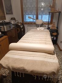 lettino da massaggi ayurvedico in legno e accessor