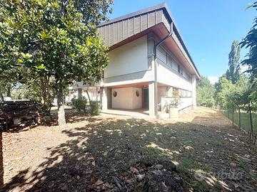 Villa Esclusiva a Due Passi dal Centro, V/892