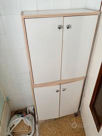 Mobile da bagno con cesto portabiancheria