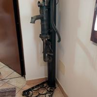 Pompa per pozzo da giardino con piedistallo.