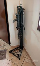 Pompa per pozzo da giardino con piedistallo.