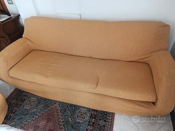 Divano tre posti e due poltrone