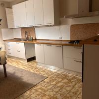 Bella cucina nuova bianca e écru