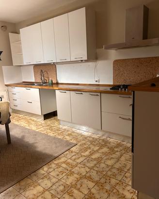 Bella cucina nuova bianca e écru