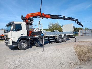 Autocarro usato volvo con gru e cassone fisso