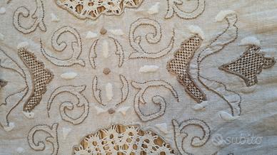 Tovaglia ricamata a mano 