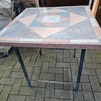 Tavolo in ferro e piastrelle