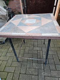Tavolo in ferro e piastrelle