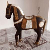 cavallino in legno e madreperla