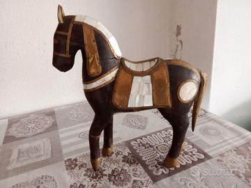 cavallino in legno e madreperla