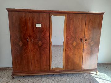 Armadio in legno con specchio