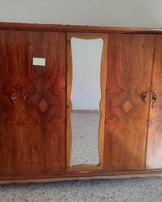 Armadio in legno con specchio
