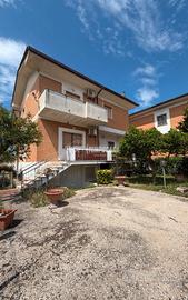 OCENE NORD - VILLA BIFAMILIARE A POCHI PASSI DAL M