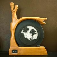 Lampada in legno lavorato a mano