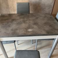 Tavolo scavolini grigio con sedie bianche 70x110