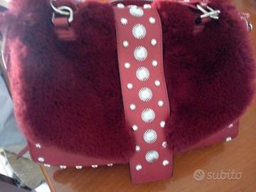 Borsa bordeaux con due manici diversi