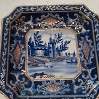 piatto in porcellana blu e oro