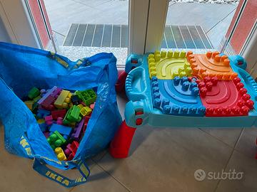 Tavolino mega bloks e sacca di blocchi