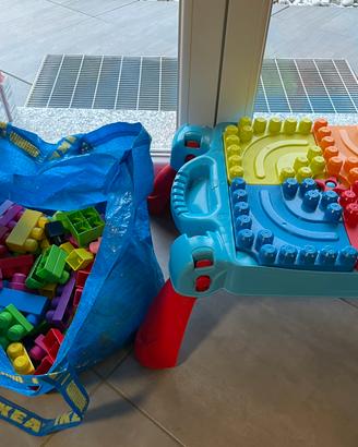 Tavolino mega bloks e sacca di blocchi