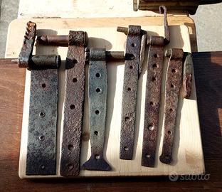 Cerniere antiche in ferro battuto