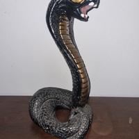 Scultura Gesso Raffigurante un Cobra Decorato a Ma