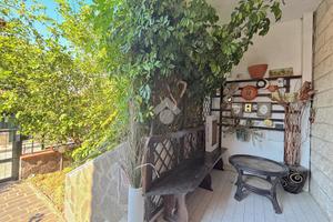 VILLA A SCHIERA CENTRALE A GIUGLIANO IN CAMPANIA