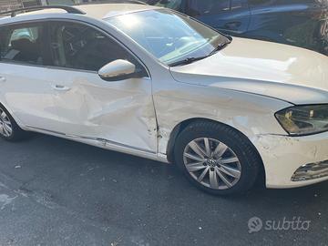 Volkswagen Passat 2011 2.0  incidentata - 