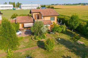 VILLA SINGOLA A CADELBOSCO DI SOPRA
