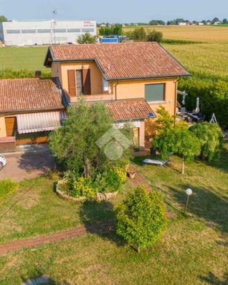 VILLA SINGOLA A CADELBOSCO DI SOPRA