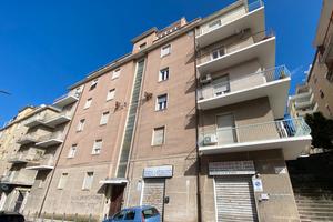 Trilocale con box auto in zona Cappuccini