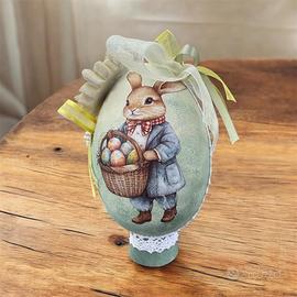 Uovo pasquale decorativo con coniglio