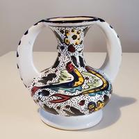 Piccolo vaso in ceramica decorato a mano.