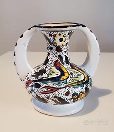 Piccolo vaso in ceramica decorato a mano.