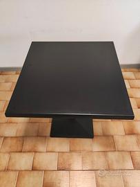 Tavolo quadrato nero in laminato.