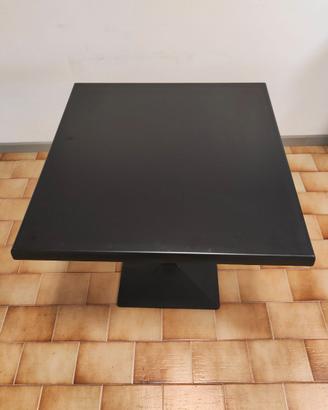 Tavolo quadrato nero in laminato.