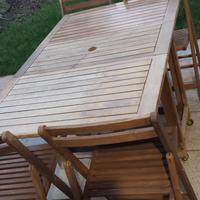 Tavolo in legno con 6 sedie da esterno
