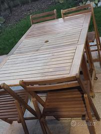 Tavolo in legno con 6 sedie da esterno